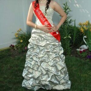 Stunning Morgan & Co. Formal Gown - Size 7/8 - Worn Once